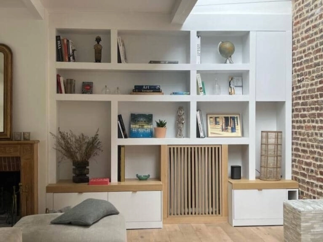 Vue rapprochée de la bibliothèque sur-mesure intégrée dans un salon à Mouvaux, avec rangements et habillage de radiateur